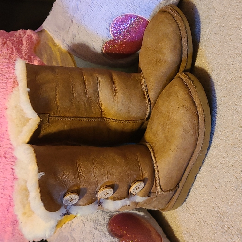 Chestnut tall Ugg Bailey 3 button boots Big Kids 4 fits Woman US 6